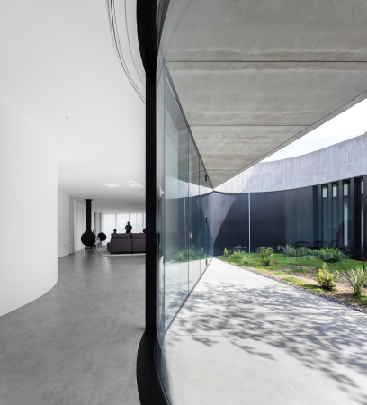 Baunetz, Baunetz Meldung, Sapceworkers, Villa, Einfamilienhaus, family house, Sichtbeton, Beton, concrete, glas, flie�ender Grundriss, organic groundplan, Paredes, Porto, Auto, Motorrad, car, motor bike, Fernando Guerra