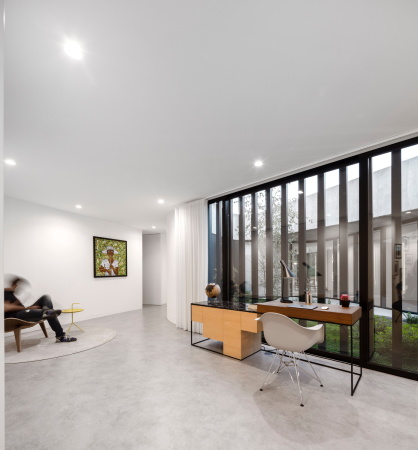 Baunetz, Baunetz Meldung, Sapceworkers, Villa, Einfamilienhaus, family house, Sichtbeton, Beton, concrete, glas, flie�ender Grundriss, organic groundplan, Paredes, Porto, Auto, Motorrad, car, motor bike, Fernando Guerra