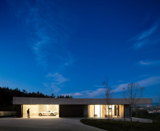 Baunetz, Baunetz Meldung, Sapceworkers, Villa, Einfamilienhaus, family house, Sichtbeton, Beton, concrete, glas, flie�ender Grundriss, organic groundplan, Paredes, Porto, Auto, Motorrad, car, motor bike, Fernando Guerra