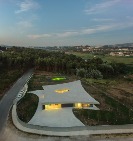 Baunetz, Baunetz Meldung, Sapceworkers, Villa, Einfamilienhaus, family house, Sichtbeton, Beton, concrete, glas, flie�ender Grundriss, organic groundplan, Paredes, Porto, Auto, Motorrad, car, motor bike, Fernando Guerra