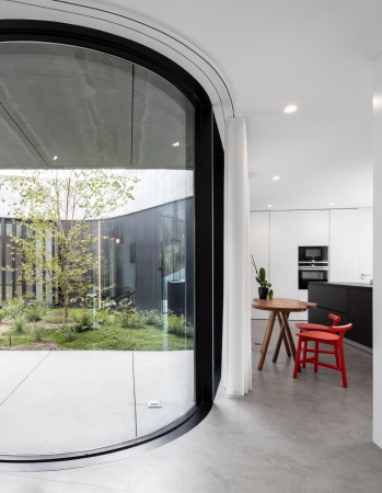 Baunetz, Baunetz Meldung, Sapceworkers, Villa, Einfamilienhaus, family house, Sichtbeton, Beton, concrete, glas, flie�ender Grundriss, organic groundplan, Paredes, Porto, Auto, Motorrad, car, motor bike, Fernando Guerra