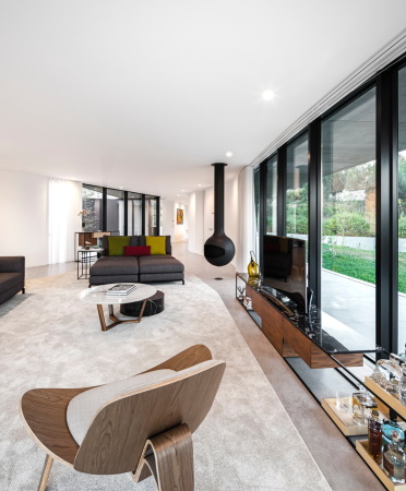 Baunetz, Baunetz Meldung, Sapceworkers, Villa, Einfamilienhaus, family house, Sichtbeton, Beton, concrete, glas, flie�ender Grundriss, organic groundplan, Paredes, Porto, Auto, Motorrad, car, motor bike, Fernando Guerra