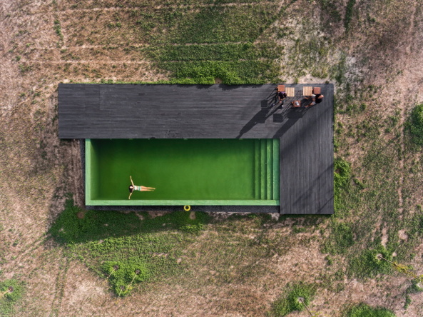 Baunetz, Baunetz Meldung, Sapceworkers, Villa, Einfamilienhaus, family house, Sichtbeton, Beton, concrete, glas, flieender Grundriss, organic groundplan, Paredes, Porto, Auto, Motorrad, car, motor bike, Fernando Guerra