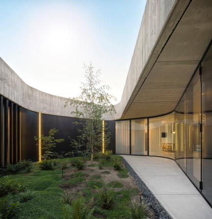 Baunetz, Baunetz Meldung, Sapceworkers, Villa, Einfamilienhaus, family house, Sichtbeton, Beton, concrete, glas, flie�ender Grundriss, organic groundplan, Paredes, Porto, Auto, Motorrad, car, motor bike, Fernando Guerra