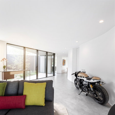 Baunetz, Baunetz Meldung, Sapceworkers, Villa, Einfamilienhaus, family house, Sichtbeton, Beton, concrete, glas, flieender Grundriss, organic groundplan, Paredes, Porto, Auto, Motorrad, car, motor bike, Fernando Guerra