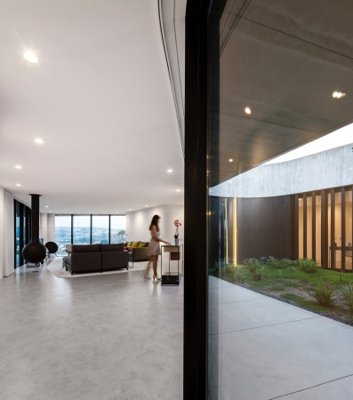 Baunetz, Baunetz Meldung, Sapceworkers, Villa, Einfamilienhaus, family house, Sichtbeton, Beton, concrete, glas, flie�ender Grundriss, organic groundplan, Paredes, Porto, Auto, Motorrad, car, motor bike, Fernando Guerra