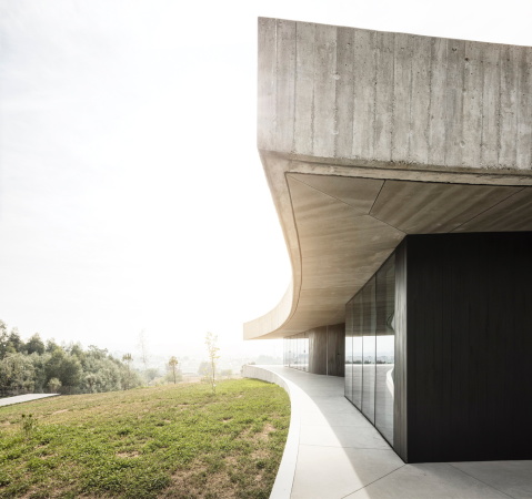 Baunetz, Baunetz Meldung, Sapceworkers, Villa, Einfamilienhaus, family house, Sichtbeton, Beton, concrete, glas, flieender Grundriss, organic groundplan, Paredes, Porto, Auto, Motorrad, car, motor bike, Fernando Guerra