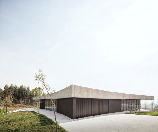 Baunetz, Baunetz Meldung, Sapceworkers, Villa, Einfamilienhaus, family house, Sichtbeton, Beton, concrete, glas, flieender Grundriss, organic groundplan, Paredes, Porto, Auto, Motorrad, car, motor bike, Fernando Guerra