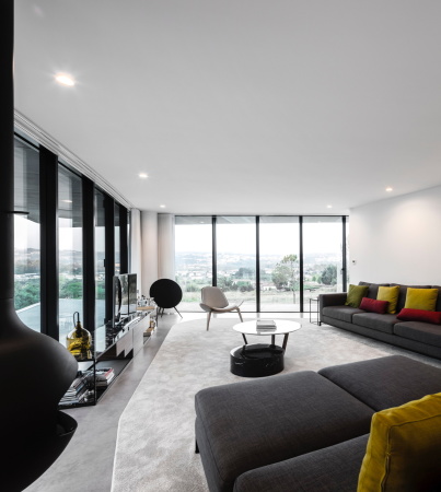 Baunetz, Baunetz Meldung, Sapceworkers, Villa, Einfamilienhaus, family house, Sichtbeton, Beton, concrete, glas, flie�ender Grundriss, organic groundplan, Paredes, Porto, Auto, Motorrad, car, motor bike, Fernando Guerra