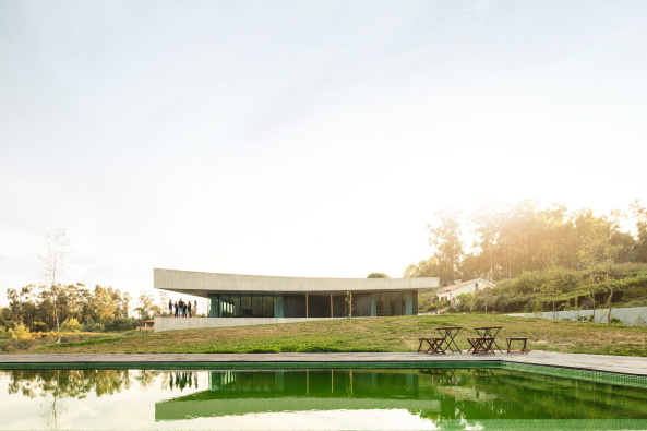 Baunetz, Baunetz Meldung, Sapceworkers, Villa, Einfamilienhaus, family house, Sichtbeton, Beton, concrete, glas, flieender Grundriss, organic groundplan, Paredes, Porto, Auto, Motorrad, car, motor bike, Fernando Guerra