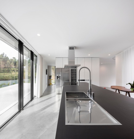 Baunetz, Baunetz Meldung, Sapceworkers, Villa, Einfamilienhaus, family house, Sichtbeton, Beton, concrete, glas, flie�ender Grundriss, organic groundplan, Paredes, Porto, Auto, Motorrad, car, motor bike, Fernando Guerra