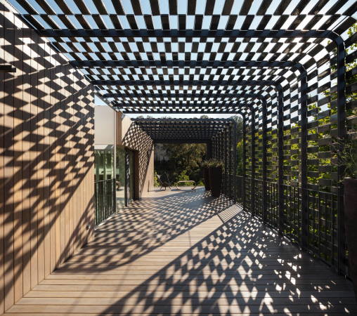 PMMT Arquitectura, Pedro Pegenaute, Wohnhaus, Villa, BArcelona, new buidling, finished building, ceramics, Keramik, Fassade, grn, green, 2017, Fertigstellung, Projekt, Tarnung, Tarnnetz,Holz, wood,