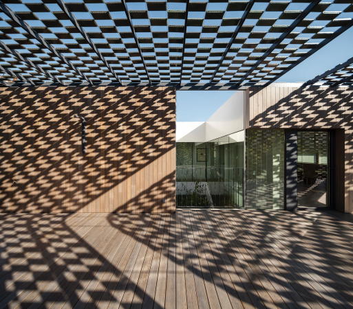 PMMT Arquitectura, Pedro Pegenaute, Wohnhaus, Villa, BArcelona, new buidling, finished building, ceramics, Keramik, Fassade, grn, green, 2017, Fertigstellung, Projekt, Tarnung, Tarnnetz,Holz, wood,