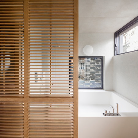 PMMT Arquitectura, Pedro Pegenaute, Wohnhaus, Villa, BArcelona, new buidling, finished building, ceramics, Keramik, Fassade, grn, green, 2017, Fertigstellung, Projekt, Tarnung, Tarnnetz,Holz, wood,