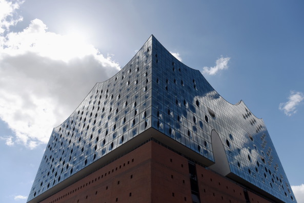Elbphilharmonie, Hamburg, Hafencity Hamburg, Herzog & de Meuron, Jacques Herzog, Pierre de Meuron, Akustik, Konzerthaus, Konzertsaal, Neubau, Gro�projekt, Baukosten, Bauskandal, Hochtief, Elbphilharmonie Hamburg, Yasuhisa Toyota, Nagata Acoustics, Richtfest, Fassade, Orchester, Wei�e Haut, Konzerthalle, Baunetz, Baunetz-Meldungen, Architektur, Deutsche Architektur, Architektur und Musik, architecture and music, Laeiszhalle Elbphilharmonie Hamburg, Olaf Scholz, Musik an der Elbe, Hansestadt Hamburg, Architekturhighlight, Er�ffnung Elbphilharmonie, Er�ffnungskonzert, Konzert, Elphi, Ole von Beust, Kaispeicher A, Investor, Hamburger Hafen, Icon, Ikone, Speicherstadt, Fundament, Dach, Laeiszhalle, Orgel, Kammermusik, Karten Elbphilharmonie, uncube accoustics, Philharmonie