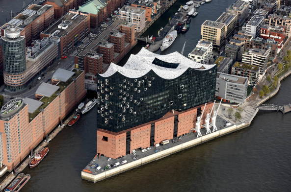 Elbphilharmonie, Hamburg, Hafencity Hamburg, Herzog & de Meuron, Jacques Herzog, Pierre de Meuron, Akustik, Konzerthaus, Konzertsaal, Neubau, Groprojekt, Baukosten, Bauskandal, Hochtief, Elbphilharmonie Hamburg, Yasuhisa Toyota, Nagata Acoustics, Richtfest, Fassade, Orchester, Weie Haut, Konzerthalle, Baunetz, Baunetz-Meldungen, Architektur, Deutsche Architektur, Architektur und Musik, architecture and music, Laeiszhalle Elbphilharmonie Hamburg, Olaf Scholz, Musik an der Elbe, Hansestadt Hamburg, Architekturhighlight, Erffnung Elbphilharmonie, Erffnungskonzert, Konzert, Elphi, Ole von Beust, Kaispeicher A, Investor, Hamburger Hafen, Icon, Ikone, Speicherstadt, Fundament, Dach, Laeiszhalle, Orgel, Kammermusik, Karten Elbphilharmonie, uncube accoustics, Philharmonie