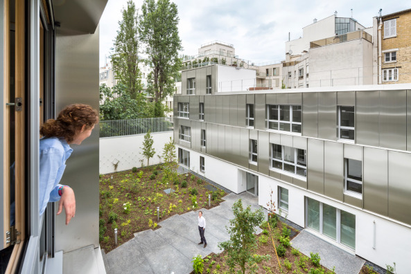 Paris, Rue Nicolo, 16 Arrondissement, Sozialer Wohnungbau, Tequi Architectes, Social Housing, Paris habitat, Brushed stainless steel, Edelstahl, Hofhaus, Sergio Grazia, Bertrand Delanoe