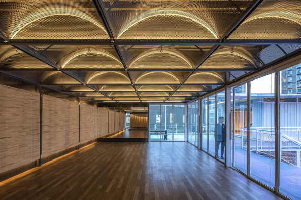 Horus Architectural Design, HAD, Epos Architects, Zhou Yonggang, JingJuSi, Chengdu, China, black box gym, sports centre, Arch-exist Photography, steel, Stahl, Hof, courtyard, temporre Architektur, leichte Struktur, light structure, low-cost, billiges Bauen, temporary architecture, Baunetz, Baunetz Meldung, Architektur, architecture