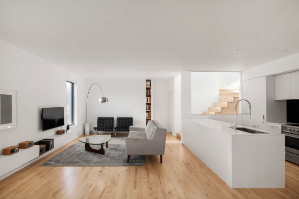 naturehumaine, Adrien Williams, mehrfamilienhaus, doppelhaus, haus, wohnhaus, umbau, sanierung, radikalumbau, modern, neu, badewanne, kanada, canada, kanadisch, montreal, dandurand, 1920, backstein, ziegel, aufstockung, dachgeschoss, veranda, loggia, balkon, architekten, architektur