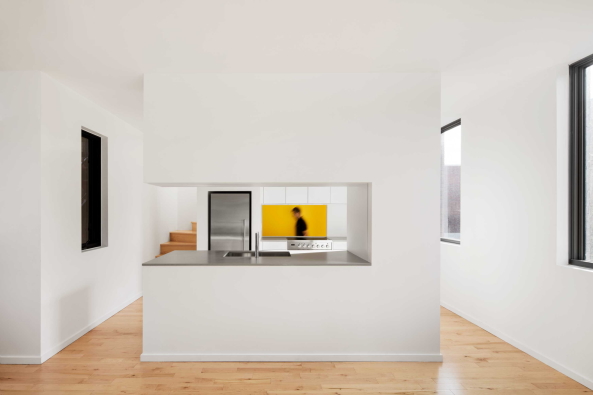 naturehumaine, Adrien Williams, mehrfamilienhaus, doppelhaus, haus, wohnhaus, umbau, sanierung, radikalumbau, modern, neu, badewanne, kanada, canada, kanadisch, montreal, dandurand, 1920, backstein, ziegel, aufstockung, dachgeschoss, veranda, loggia, balkon, architekten, architektur