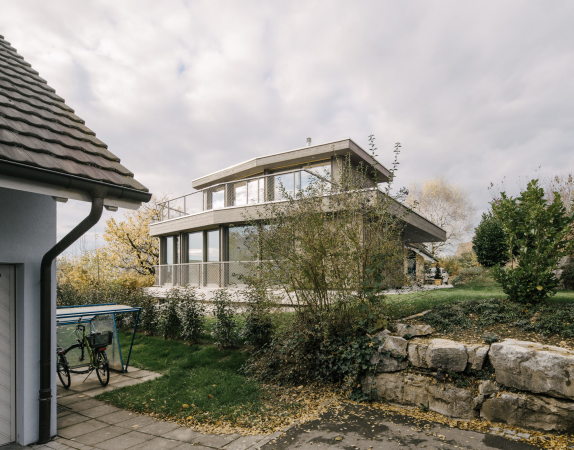 Wohnpavillon; Basel; Mhlin; Jan Skuratowski Architektur; Neubau; Wohngebiet; Einfamilienhaus; Betonkonstruktion; Holzkonstruktion; Carport; Stlpverschalung; vorgegraute Lrche; Sichtbeton; Sauna; Souterrain; Simon Menges