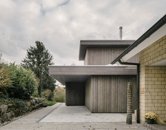 Wohnpavillon; Basel; Mhlin; Jan Skuratowski Architektur; Neubau; Wohngebiet; Einfamilienhaus; Betonkonstruktion; Holzkonstruktion; Carport; Stlpverschalung; vorgegraute Lrche; Sichtbeton; Sauna; Souterrain; Simon Menges