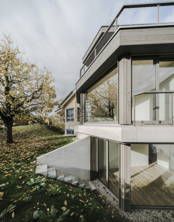 Wohnpavillon; Basel; Mhlin; Jan Skuratowski Architektur; Neubau; Wohngebiet; Einfamilienhaus; Betonkonstruktion; Holzkonstruktion; Carport; Stlpverschalung; vorgegraute Lrche; Sichtbeton; Sauna; Souterrain; Simon Menges