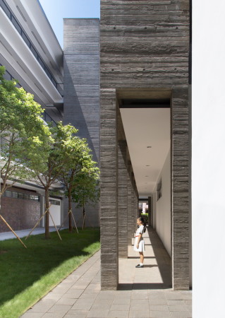 hong kong, schule, neubau, 3 ebenen, brutalismus, moderne, treppe, beton, sichtbeton, hochhuser, flachbau, sporthalle, halle, verwaltung, bauverwaltung, kommunal, ffentliche Bauten, architekten, planer, china , interaktion, lehrer, schler, garten, dachgarten, spielplatz, schulhof, ensemble, archsd