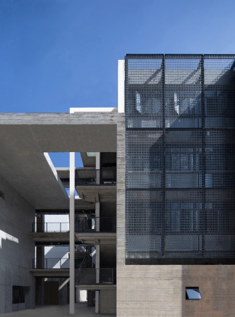 hong kong, schule, neubau, 3 ebenen, brutalismus, moderne, treppe, beton, sichtbeton, hochhuser, flachbau, sporthalle, halle, verwaltung, bauverwaltung, kommunal, ffentliche Bauten, architekten, planer, china , interaktion, lehrer, schler, garten, dachgarten, spielplatz, schulhof, ensemble, archsd