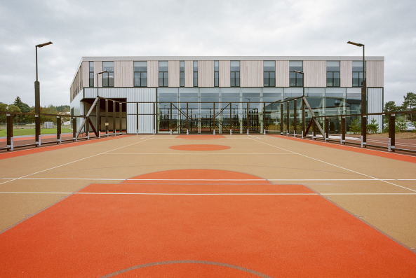 Indrikis Sturmanis, schule, neubau, bunt, farbe, ring, kreis, kindergarten, exupery, international, school, latvia, pinki, lettland, vorschule, 8am, 8 a.m., birke, holz, sonnenschutz, glas, sonnenschutzglas, lrche, aluminium, lamellen, klassenraum, schler, lehrer, brcke, universum, lehrmaterial, hof, schulhof