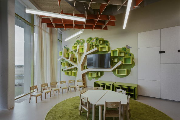 Indrikis Sturmanis, schule, neubau, bunt, farbe, ring, kreis, kindergarten, exupery, international, school, latvia, pinki, lettland, vorschule, 8am, 8 a.m., birke, holz, sonnenschutz, glas, sonnenschutzglas, lrche, aluminium, lamellen, klassenraum, schler, lehrer, brcke, universum, lehrmaterial, hof, schulhof