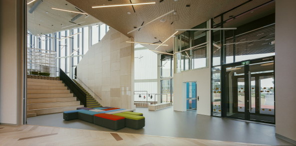 Indrikis Sturmanis, schule, neubau, bunt, farbe, ring, kreis, kindergarten, exupery, international, school, latvia, pinki, lettland, vorschule, 8am, 8 a.m., birke, holz, sonnenschutz, glas, sonnenschutzglas, lrche, aluminium, lamellen, klassenraum, schler, lehrer, brcke, universum, lehrmaterial, hof, schulhof