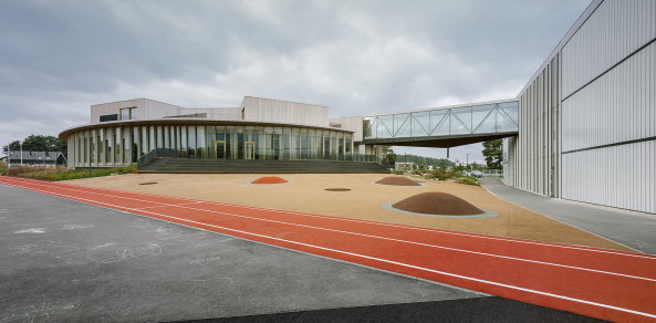 Indrikis Sturmanis, schule, neubau, bunt, farbe, ring, kreis, kindergarten, exupery, international, school, latvia, pinki, lettland, vorschule, 8am, 8 a.m., birke, holz, sonnenschutz, glas, sonnenschutzglas, lrche, aluminium, lamellen, klassenraum, schler, lehrer, brcke, universum, lehrmaterial, hof, schulhof