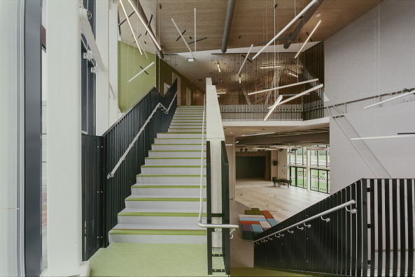 Indrikis Sturmanis, schule, neubau, bunt, farbe, ring, kreis, kindergarten, exupery, international, school, latvia, pinki, lettland, vorschule, 8am, 8 a.m., birke, holz, sonnenschutz, glas, sonnenschutzglas, lrche, aluminium, lamellen, klassenraum, schler, lehrer, brcke, universum, lehrmaterial, hof, schulhof