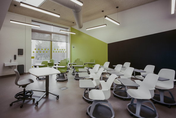 Indrikis Sturmanis, schule, neubau, bunt, farbe, ring, kreis, kindergarten, exupery, international, school, latvia, pinki, lettland, vorschule, 8am, 8 a.m., birke, holz, sonnenschutz, glas, sonnenschutzglas, lrche, aluminium, lamellen, klassenraum, schler, lehrer, brcke, universum, lehrmaterial, hof, schulhof