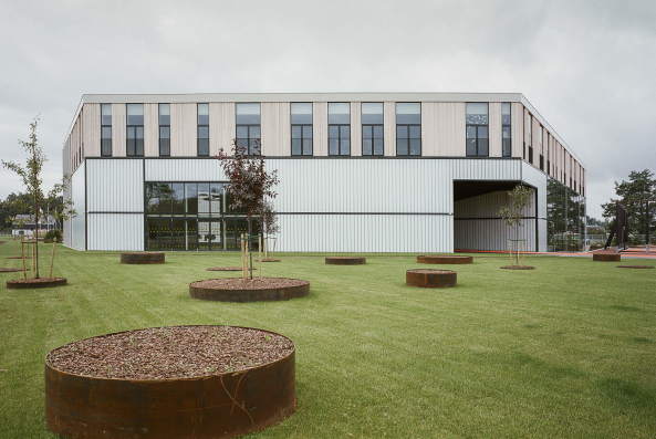 Indrikis Sturmanis, schule, neubau, bunt, farbe, ring, kreis, kindergarten, exupery, international, school, latvia, pinki, lettland, vorschule, 8am, 8 a.m., birke, holz, sonnenschutz, glas, sonnenschutzglas, lrche, aluminium, lamellen, klassenraum, schler, lehrer, brcke, universum, lehrmaterial, hof, schulhof