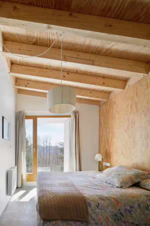 Jos Hevia, Baunetz, Baunetz Meldung, Architektur, architecture, Mogas Arquitectes, Mogas, Berghtte, cottage, mountain cottage, Ferienhaus, Wochenendhaus, alpines Bauen, Holz, shelter, wood, Holzrahmenbau, balloon frame, prefabrication, Vorfertigung, Pyrenen, pyrenees, Pultdach