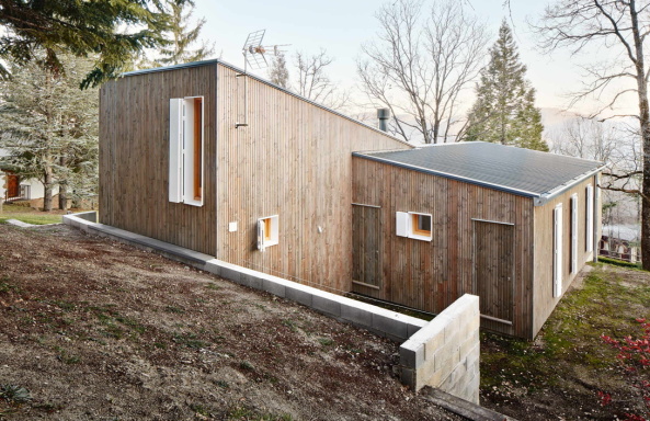 Jos Hevia, Baunetz, Baunetz Meldung, Architektur, architecture, Mogas Arquitectes, Mogas, Berghtte, cottage, mountain cottage, Ferienhaus, Wochenendhaus, alpines Bauen, Holz, shelter, wood, Holzrahmenbau, balloon frame, prefabrication, Vorfertigung, Pyrenen, pyrenees, Pultdach