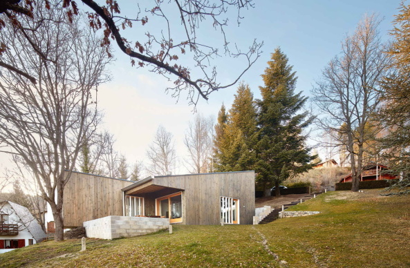 Jos Hevia, Baunetz, Baunetz Meldung, Architektur, architecture, Mogas Arquitectes, Mogas, Berghtte, cottage, mountain cottage, Ferienhaus, Wochenendhaus, alpines Bauen, Holz, shelter, wood, Holzrahmenbau, balloon frame, prefabrication, Vorfertigung, Pyrenen, pyrenees, Pultdach