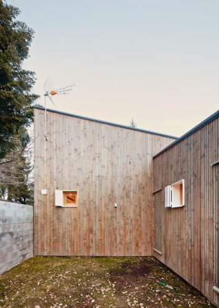 Jos Hevia, Baunetz, Baunetz Meldung, Architektur, architecture, Mogas Arquitectes, Mogas, Berghtte, cottage, mountain cottage, Ferienhaus, Wochenendhaus, alpines Bauen, Holz, shelter, wood, Holzrahmenbau, balloon frame, prefabrication, Vorfertigung, Pyrenen, pyrenees, Pultdach
