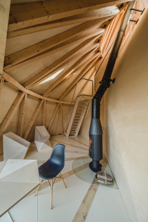 Baunetz, Baunetz Meldung, Architektur, architecture, Prag, Tschechien, Jan Sepka, Tom Mal, HH architekti, House on a Slope, House in the Orchard, Ludwig Leo, Umlauftank, PU-Schaum, Polyurethanschaum, Holzkonstruktion, Balken, space ship, Raumschiff, Fremdkrper, grau