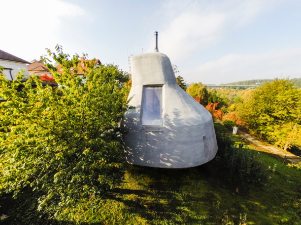 Baunetz, Baunetz Meldung, Architektur, architecture, Prag, Tschechien, Jan Sepka, Tom Mal, HH architekti, House on a Slope, House in the Orchard, Ludwig Leo, Umlauftank, PU-Schaum, Polyurethanschaum, Holzkonstruktion, Balken, space ship, Raumschiff, Fremdkrper, grau