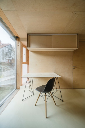 Baunetz, Baunetz Meldung, Architektur, architecture, Prag, Tschechien, Jan Sepka, Tom Mal, HH architekti, House on a Slope, House in the Orchard, Ludwig Leo, Umlauftank, PU-Schaum, Polyurethanschaum, Holzkonstruktion, Balken, space ship, Raumschiff, Fremdkrper, grau