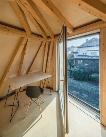 Baunetz, Baunetz Meldung, Architektur, architecture, Prag, Tschechien, Jan Sepka, Tom� Mal�, H�H architekti, House on a Slope, House in the Orchard, Ludwig Leo, Umlauftank, PU-Schaum, Polyurethanschaum, Holzkonstruktion, Balken, space ship, Raumschiff, Fremdk�rper, grau