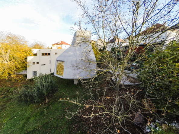 Baunetz, Baunetz Meldung, Architektur, architecture, Prag, Tschechien, Jan Sepka, Tom Mal, HH architekti, House on a Slope, House in the Orchard, Ludwig Leo, Umlauftank, PU-Schaum, Polyurethanschaum, Holzkonstruktion, Balken, space ship, Raumschiff, Fremdkrper, grau