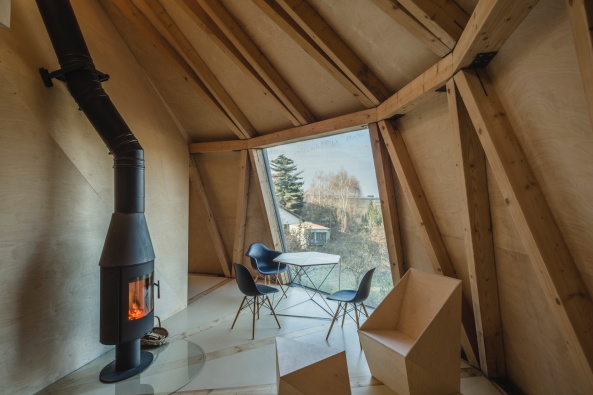 Baunetz, Baunetz Meldung, Architektur, architecture, Prag, Tschechien, Jan Sepka, Tom� Mal�, H�H architekti, House on a Slope, House in the Orchard, Ludwig Leo, Umlauftank, PU-Schaum, Polyurethanschaum, Holzkonstruktion, Balken, space ship, Raumschiff, Fremdk�rper, grau