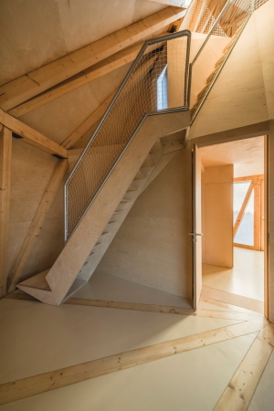 Baunetz, Baunetz Meldung, Architektur, architecture, Prag, Tschechien, Jan Sepka, Tom� Mal�, H�H architekti, House on a Slope, House in the Orchard, Ludwig Leo, Umlauftank, PU-Schaum, Polyurethanschaum, Holzkonstruktion, Balken, space ship, Raumschiff, Fremdk�rper, grau