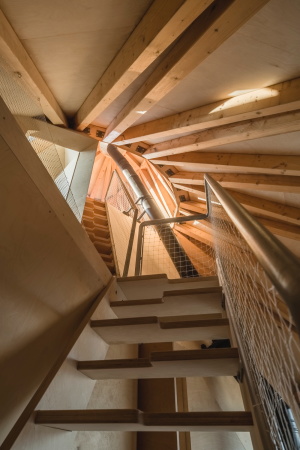 Baunetz, Baunetz Meldung, Architektur, architecture, Prag, Tschechien, Jan Sepka, Tom� Mal�, H�H architekti, House on a Slope, House in the Orchard, Ludwig Leo, Umlauftank, PU-Schaum, Polyurethanschaum, Holzkonstruktion, Balken, space ship, Raumschiff, Fremdk�rper, grau