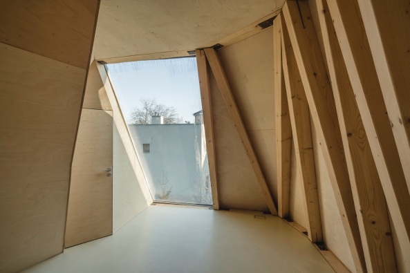 Baunetz, Baunetz Meldung, Architektur, architecture, Prag, Tschechien, Jan Sepka, Tom� Mal�, H�H architekti, House on a Slope, House in the Orchard, Ludwig Leo, Umlauftank, PU-Schaum, Polyurethanschaum, Holzkonstruktion, Balken, space ship, Raumschiff, Fremdk�rper, grau