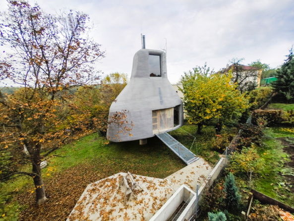 Baunetz, Baunetz Meldung, Architektur, architecture, Prag, Tschechien, Jan Sepka, Tom Mal, HH architekti, House on a Slope, House in the Orchard, Ludwig Leo, Umlauftank, PU-Schaum, Polyurethanschaum, Holzkonstruktion, Balken, space ship, Raumschiff, Fremdkrper, grau